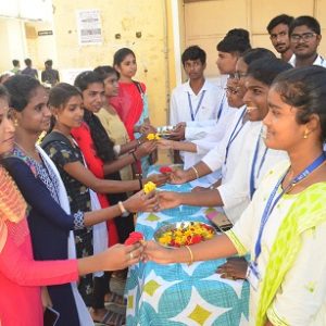 முதலாண்டு மாணவியருக்கு சீனியர்கள் ரோஜாப்பூவுடன் வரவேற்பு!!