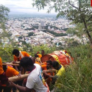 கார்த்திகை தீப விழா: கொப்பரை எடுத்துச் செல்லும் காட்சி!